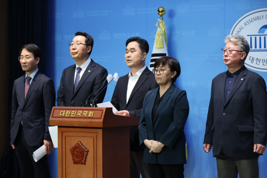 김종민(가운데) 민주당 의원과 같은 당 이원욱·윤영찬··조응천 의원이 지난 16일 국회 소통관에서 '원칙과 상식' 출범 기자회견을 하고 있다. 연합뉴스